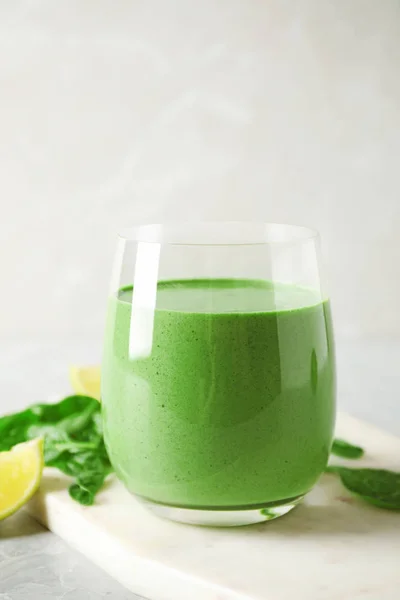 Bicchiere di sano frullato verde con spinaci freschi sul tavolo leggero — Foto Stock