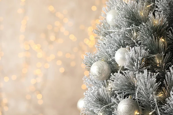 Mooie kerstboom met decor tegen vage lichten op de achtergrond. Ruimte voor tekst — Stockfoto