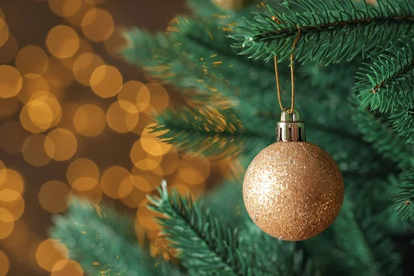Schöner Weihnachtsbaum mit Dekor gegen verschwommenes Licht auf dem Hintergrund — Stockfoto