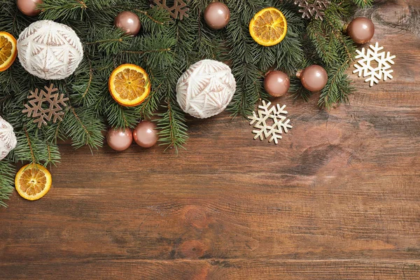 Gran grenar med juldekoration på trä bakgrund, platt låg. Utrymme för text — Stockfoto