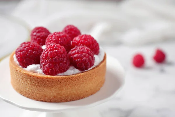 Cake stand with raspberry tart. Delicious pastries — Stock Photo, Image