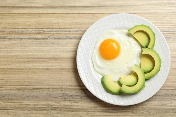 Leckeres Frühstück mit Spiegelei auf Holztisch serviert, von oben gesehen. Raum für Text — Stockfoto