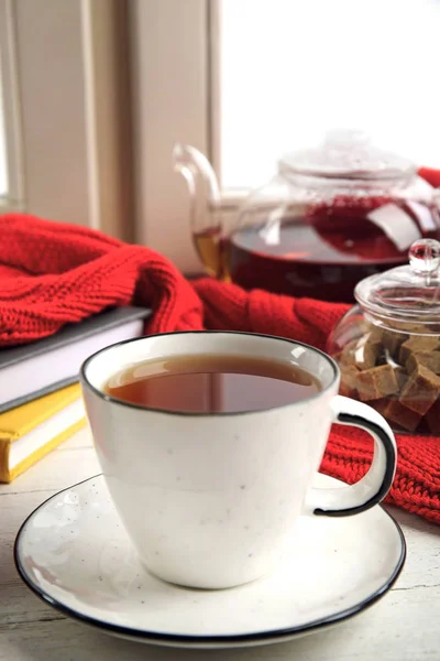 Una taza de té caliente en el alféizar. Bebida de invierno — Foto de Stock