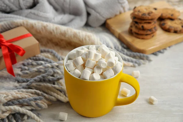 Tasse heißen Kakao mit Marshmallows auf weißem Holztisch. Wintergetränk — Stockfoto