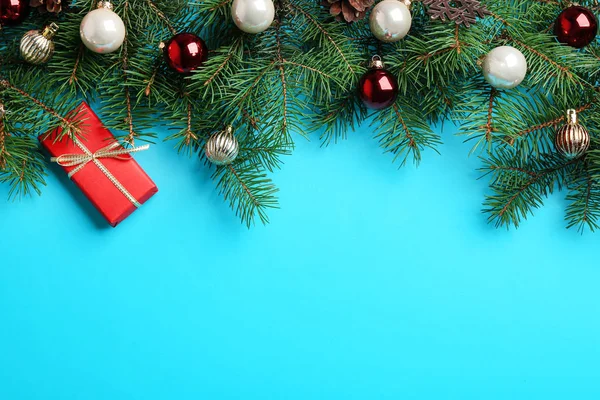 밝은 파란색 배경에 크리스마스 장식 플랫 평신도 구성. 텍스트를 위한 공간 — 스톡 사진