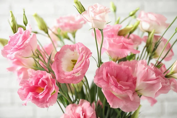 Lindas flores Eustoma no fundo claro, close-up — Fotografia de Stock