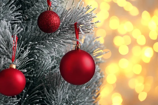 Árbol de Navidad decorado contra luces borrosas en el fondo. Efecto Bokeh — Foto de Stock