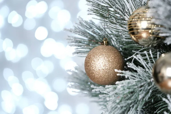 Versierde kerstboom tegen vage lichten op achtergrond. Bokeh-effect — Stockfoto