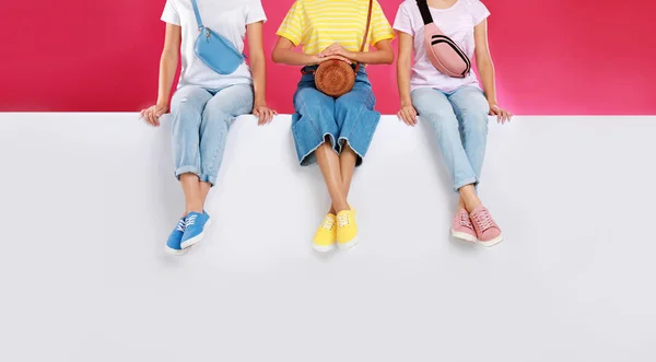 Renkli arka planda şık ayakkabılar giyen kadınlar, yakın çekim — Stok fotoğraf
