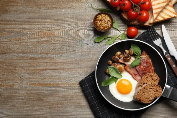 Leckeres Frühstück mit Spiegelei auf Holztisch serviert, flach gelegt. Raum für Text — Stockfoto