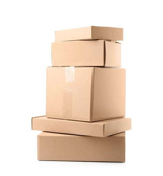 Стек картонних коробок на білому тлі — стокове фото