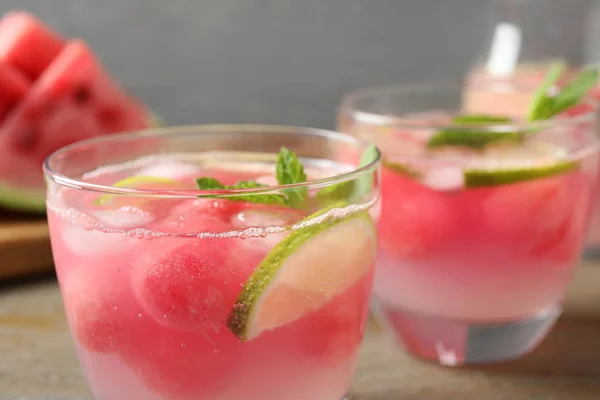 Ízletes frissítő görögdinnye ital az asztalon, Vértes — Stock Fotó