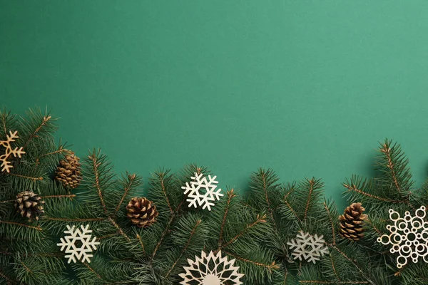 Composição de leigos plana com decorações de Natal em fundo verde, espaço para texto. Temporada de Inverno — Fotografia de Stock