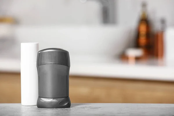 Verschillende deodorants op tafel in de badkamer, ruimte voor tekst — Stockfoto