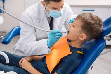 Klinikte küçük çocuk ile çalışan profesyonel dişçi