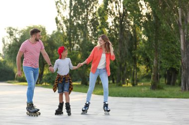 Mutlu aile şehir caddesinde paten kayma. Metin için alan