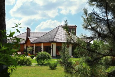Güneşli günde modern ev ve güzel bahçe
