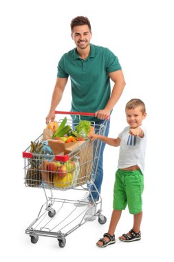Baba ve oğlu beyaz arka plan üzerinde tam alışveriş sepeti ile