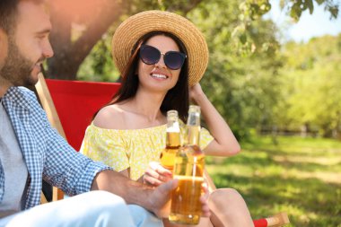 Yaz günü parkta piknik keyfi gençler