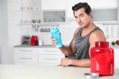 Mutfakta protein shake tozu ile Genç atletik adam, metin için alan