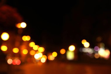 Geceleri güzel şehrin bulanık görünümü. Bokeh etkisi