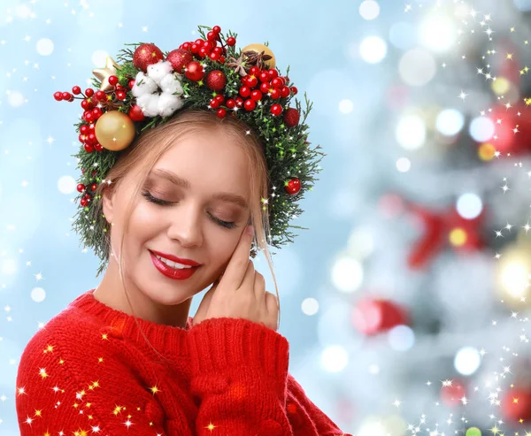 Mulher bonita usando grinalda de Natal no fundo borrado. Efeito Bokeh — Fotografia de Stock