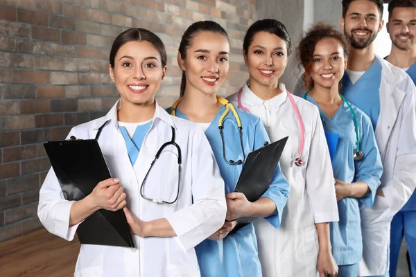 Equipo de trabajadores médicos en el hospital. Concepto de unidad — Foto de Stock