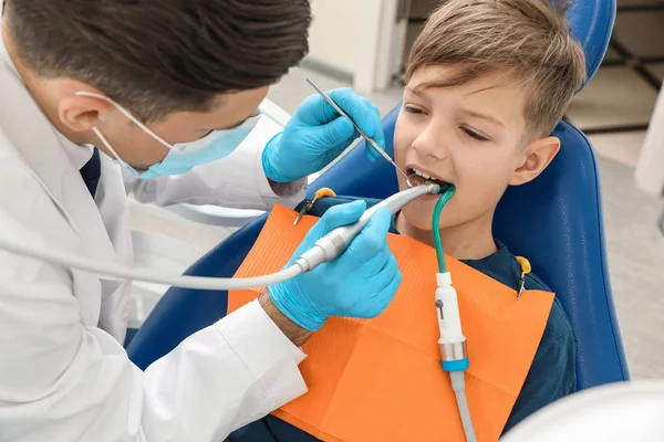 Zahnarzt arbeitet mit kleinem Jungen in Klinik — Stockfoto