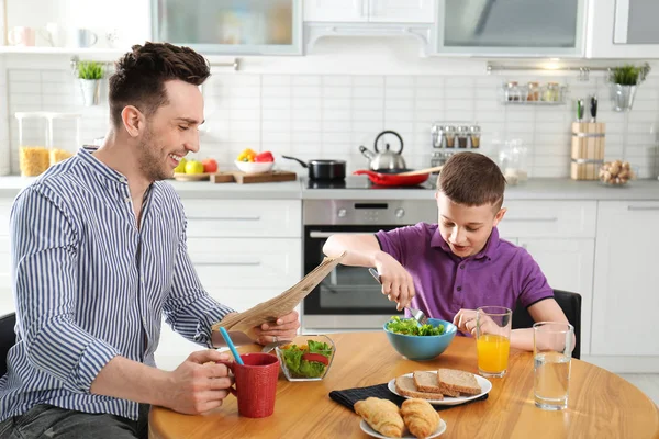 Papà e figlio fanno colazione insieme in cucina — Foto Stock