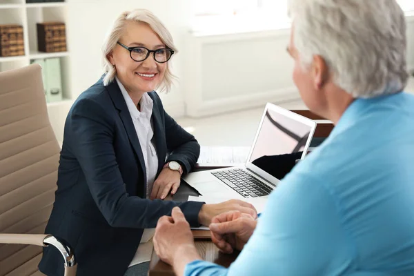 Notaría femenina trabajando con el cliente en el cargo — Foto de Stock