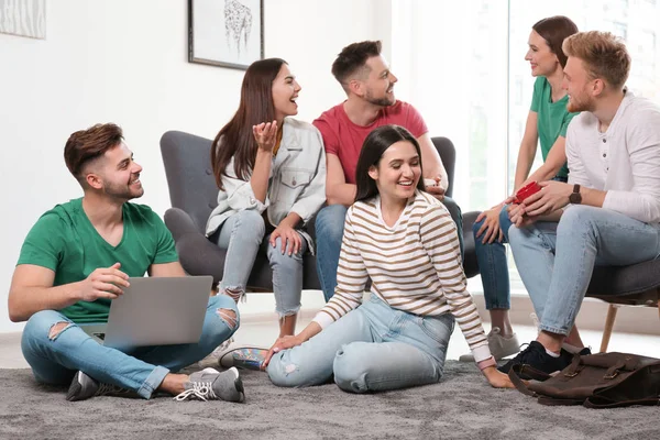 Csoport boldog emberek laptop a nappaliban — Stock Fotó