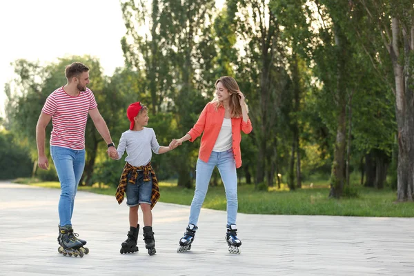 Feliz patinagem familiar na rua da cidade. Espaço para texto — Fotografia de Stock