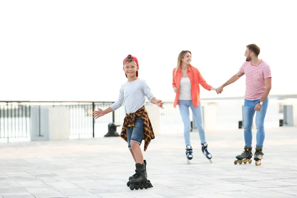 Happy família patinação rolo na rua da cidade — Fotografia de Stock