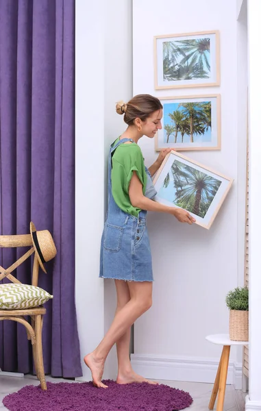 女性室内设计师装饰白色墙壁与室内图片 — 图库照片