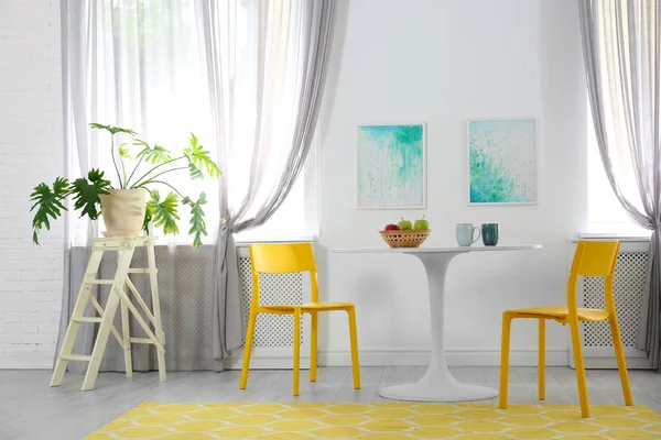 Quarto com mesa confortável, cadeiras e decoração elegante. Idéia para design de interiores — Fotografia de Stock