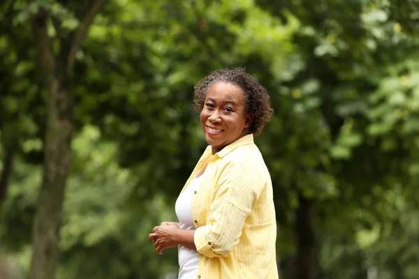 Retrato de una mujer afroamericana feliz en el parque — Foto de Stock