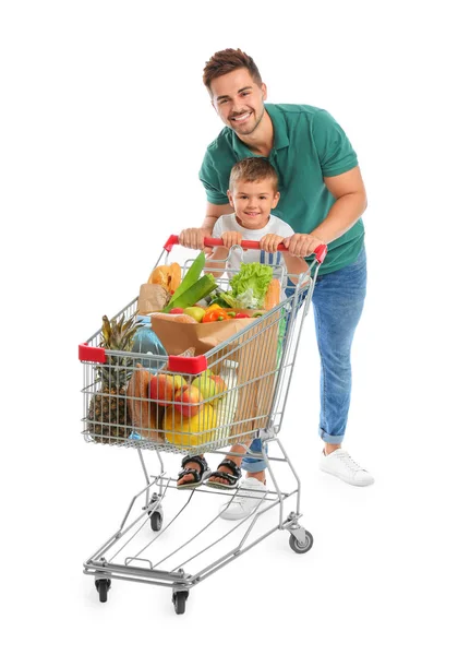 Otec a syn s plným nákupním vozíkem na bílém pozadí — Stock fotografie