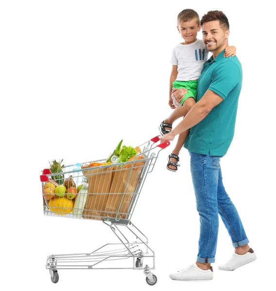 Vater und Sohn mit vollem Einkaufswagen auf weißem Hintergrund — Stockfoto
