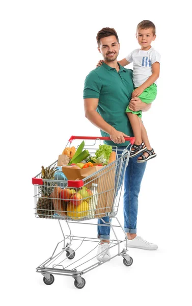 Vater und Sohn mit vollem Einkaufswagen auf weißem Hintergrund — Stockfoto