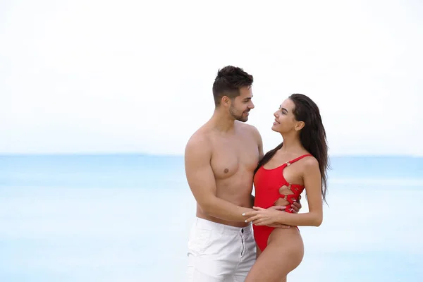 Feliz jovem casal passar tempo juntos na praia — Fotografia de Stock