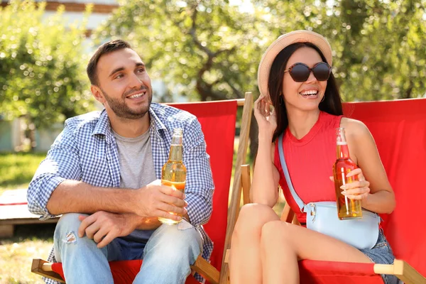 Jóvenes disfrutando de un picnic en el parque el día de verano — Foto de Stock