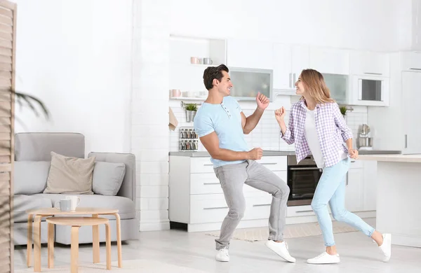 Hermosa pareja joven bailando en la cocina en casa — Foto de Stock