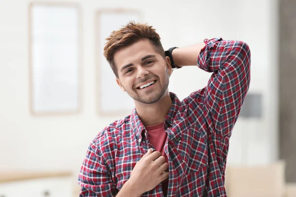 Retrato de un joven guapo en la habitación — Foto de Stock