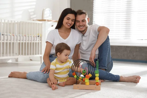 Šťastná rodina s rozkošným malým dítětem doma — Stock fotografie