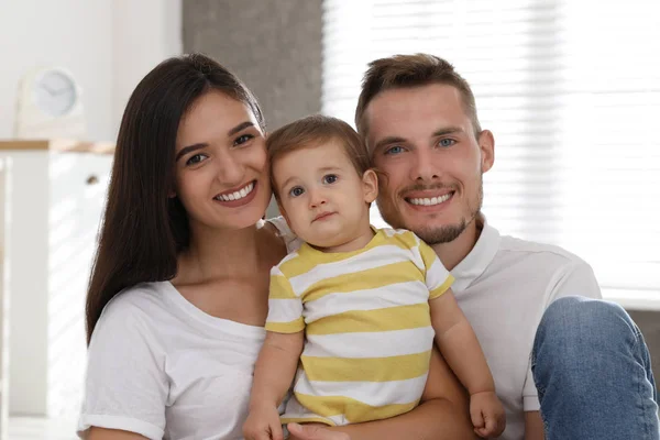 Familia feliz con adorable bebé en casa — Foto de Stock