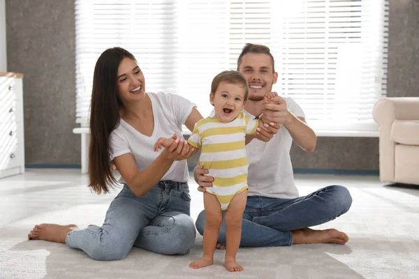 Lycklig familj med bedårande liten bebis hemma — Stockfoto