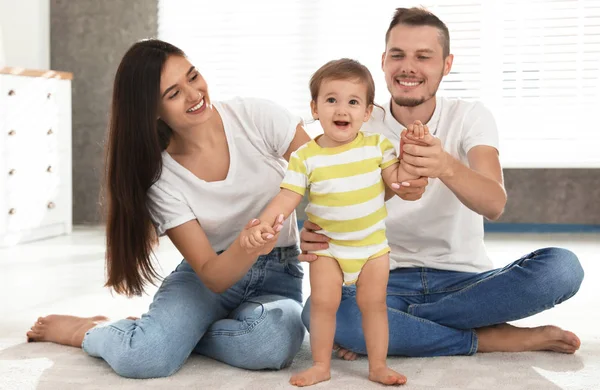 Szczęśliwa rodzina z uroczym małym dzieckiem w domu — Zdjęcie stockowe