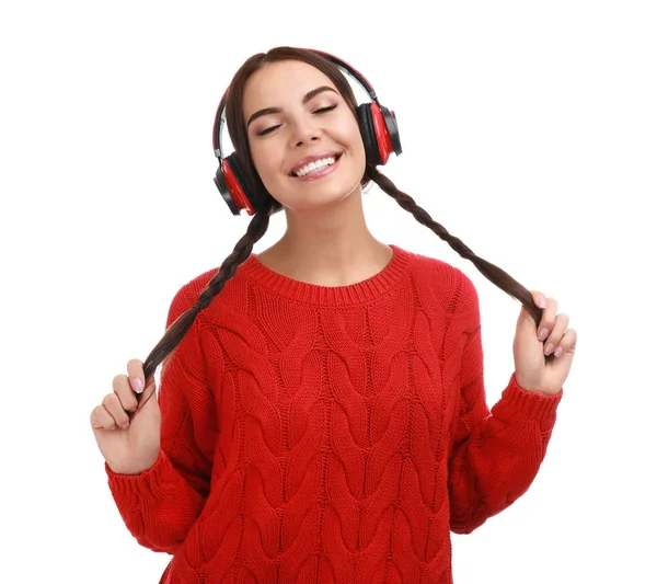 Молода жінка слухає музику з навушниками на білому тлі — стокове фото