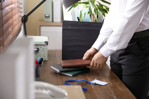 Empresario con caja móvil en la oficina, primer plano. Concepto de promoción laboral —  Fotos de Stock