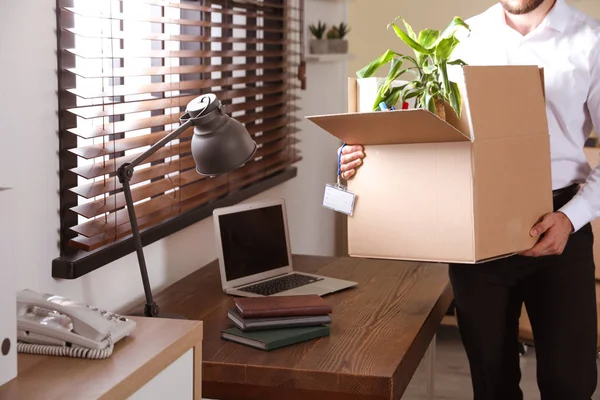 Homme d'affaires avec boîte de déménagement au bureau, gros plan. Concept de promotion du travail — Photo